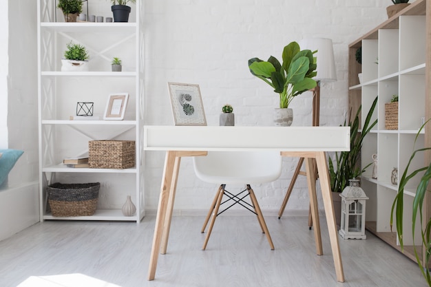 Chambre dans le style blanc scandinave, bureau pour ordinateur portable,