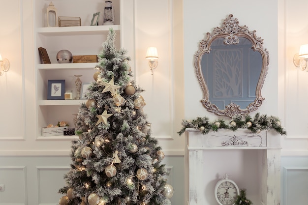 Chambre décorée du Nouvel An avec un beau sapin et une couronne de Noël