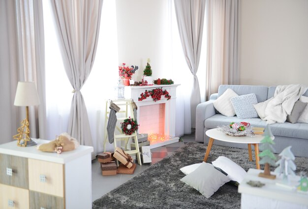 Chambre décorée de Noël avec cheminée