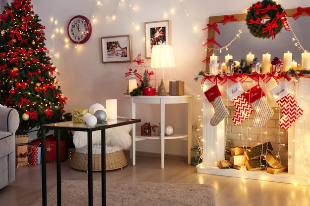 Chambre décorée pour Noël avec un beau sapin