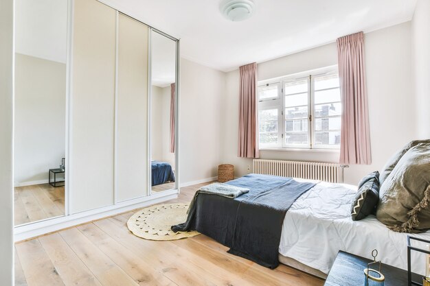 Chambre avec draps bleus