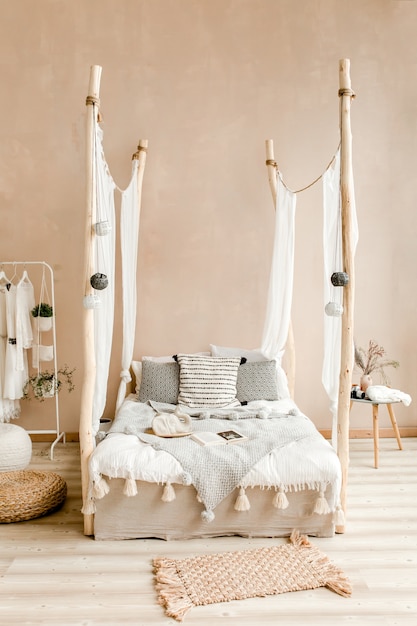 Chambre élégante de couleur beige avec lit avec linge de lit style bohème