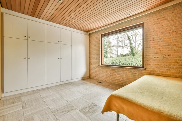 Chambre élégante avec lit et armoire