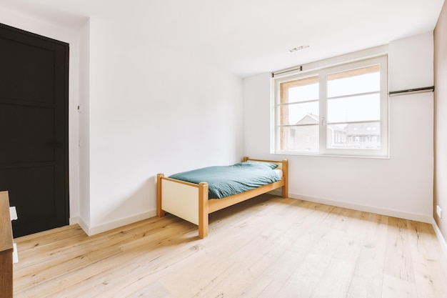 Chambre élégante avec lit et armoire