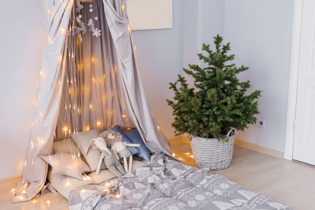 Chambre d'enfant moderne et élégante Lit d'enfant avec auvent arbre de Noël dans un panier en osier