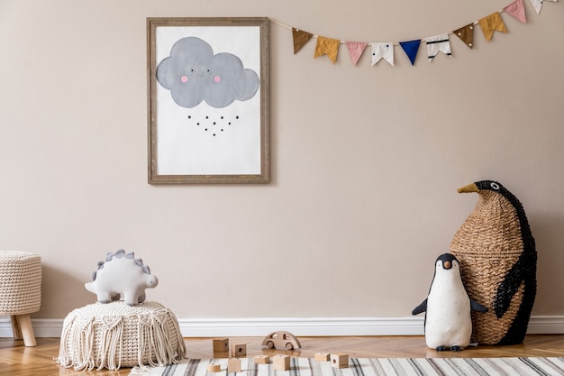 Chambre D'enfant Scandinave élégante Avec Affiche, Jouets, Ours En Peluche, Animal En Peluche, Pouf Naturel Et Accessoires Pour Enfants. Intérieur Moderne Avec Mur Beige. Concevoir Le Home Staging.