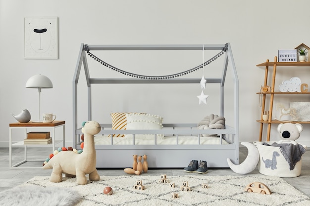 chambre d'enfant scandinave élégante avec des jouets de lit créatifs et un modèle de décorations textiles suspendues