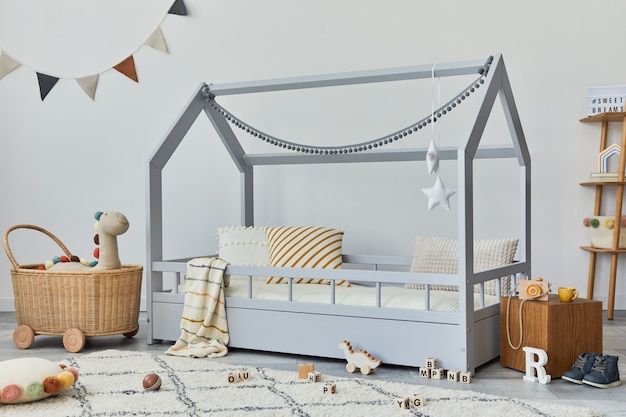 chambre d'enfant scandinave élégante avec des jouets de lit créatifs et un modèle de décorations textiles suspendues