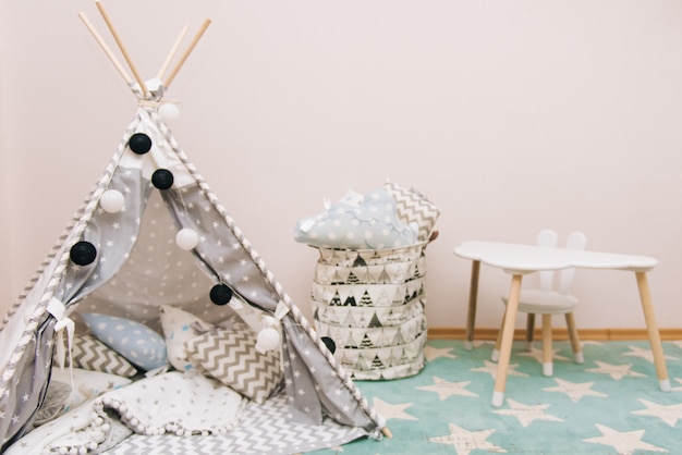 Chambre D'enfants Confortable Dans Les Couleurs Blanc, Gris Et Bleu