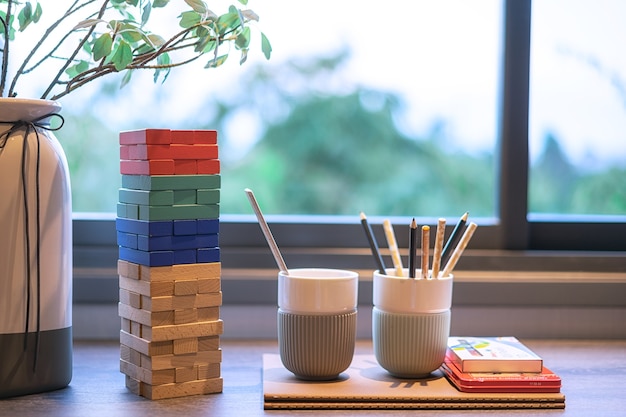 Chambre d&#39;enfants avec des crayons et des livres sur la table près de la fenêtre.