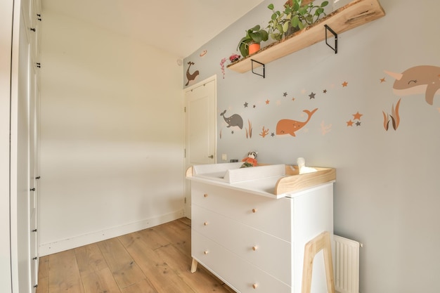 Chambre d'enfants avec un grand casier blanc et un design à thème dans un appartement moderne et confortable