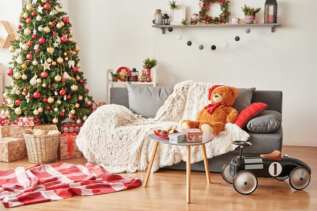 La Chambre Des Enfants. Intérieur De Noël De La Chambre Des Enfants. Décor Du Nouvel An Et Arbre Dans La Salle De Jeux Pour Enfants