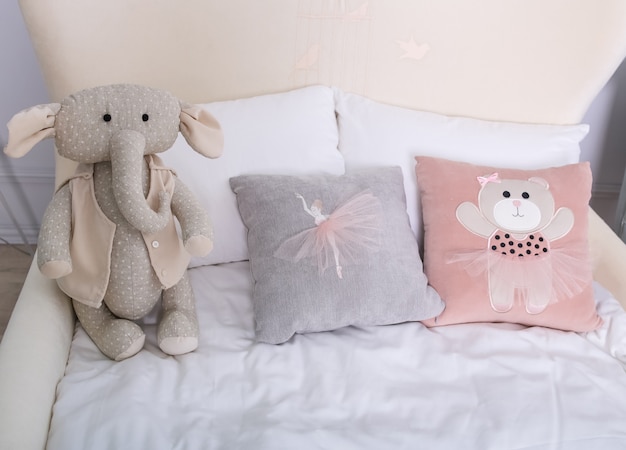 Chambre d&#39;enfants à l&#39;intérieur avec des oreillers et des jouets en brillant