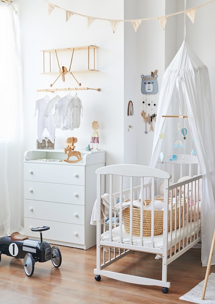 Chambre D'enfants Intérieure Blanche De Style Scandinave, Chambre à  Coucher, Pépinière. Lit Bébé Avec Baldaquin. étagères Et Jouets En Bois.  étagère En Bois En Forme D'avion