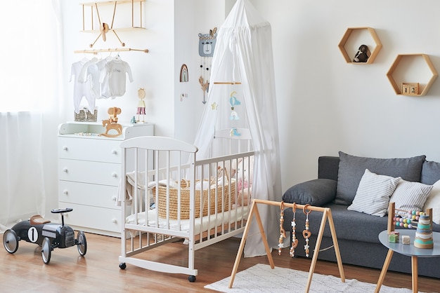Chambre D Enfants Interieure Blanche De Style Scandinave Chambre A Coucher Pepiniere Lit Bebe Avec Baldaquin Etageres Et Jouets En Bois Simulateur De Developpement Pour Enfants Photo Premium