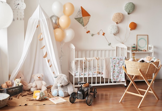 Lit De Bébé Classique Et Confortable Dans Une Chambre De Bébé Lumineuse  Avec Des Jouets Sur Un Tapis Moelleux Et Un Panier Tressé Dans Le Coin