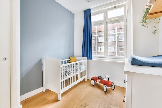 Une chambre d'enfants spacieuse avec un lit avec des clôtures aux couleurs vives dans une maison moderne et confortable