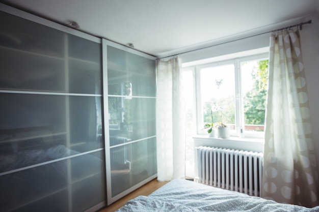 Chambre avec fenêtre lumineuse