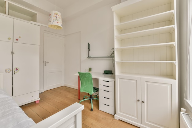 Une chambre avec un grand lit blanc et un espace de travail sur parquet dans une maison moderne