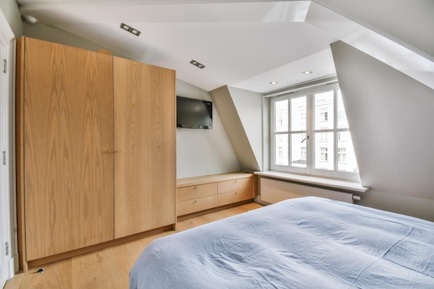 Chambre avec un grand lit moelleux et une fenêtre