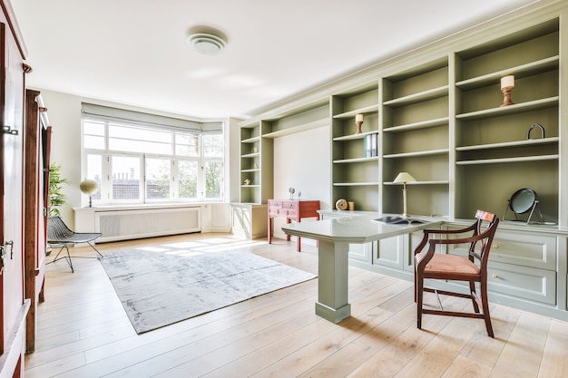 Chambre avec grande bibliothèque