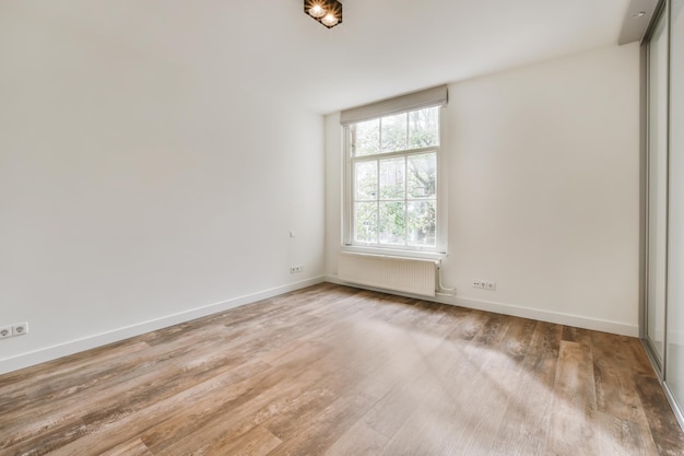 Chambre avec une grande fenêtre en bois