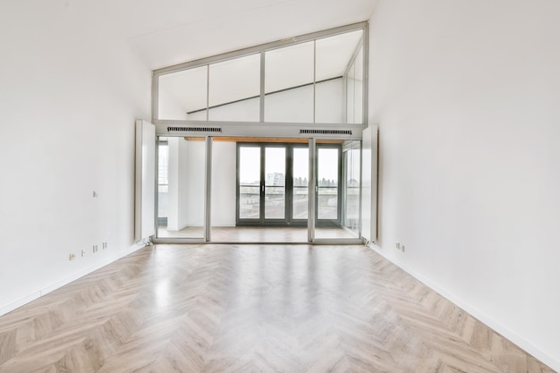 Chambre avec grandes fenêtres et parquet