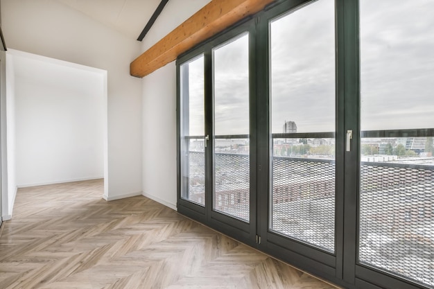 Chambre avec grandes fenêtres et parquet