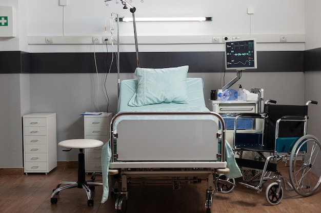 Chambre d'hôpital vide avec personne dedans ayant un lit simple lit confortable, équipement moderne. Salle de réveil de la salle d'hôpital, sol stérile