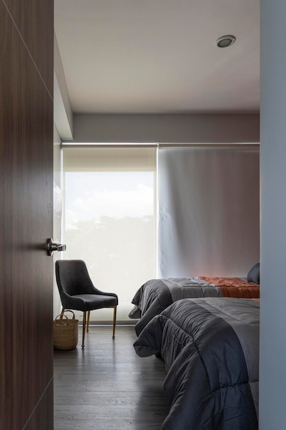 Chambre d'hôtel airbnb avec lit king size fraîchement préparé avec tête de lit parfaitement propre et draps repassés