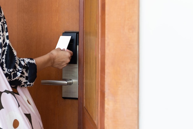 Chambre d'hôtel ouverte pour femme avec clé électronique