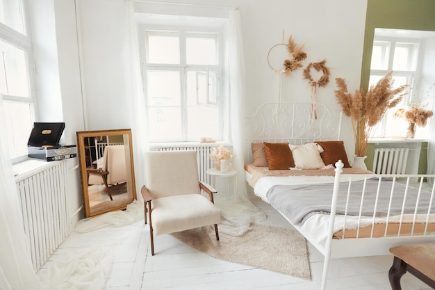 Chambre d'hôtel de style vintage à partir de matériaux écologiques avec grand lit