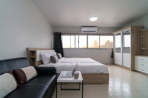 Chambre intérieure avec canapé en cuir du salon et table à manger