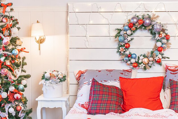 Chambre intérieure classique avec arbre de noël et décorations rouges blanches traditionnelles modernes blanc propre c