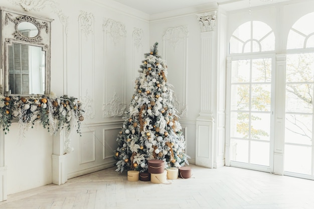 Chambre intérieure décorée de Noël classique avec arbre du nouvel an