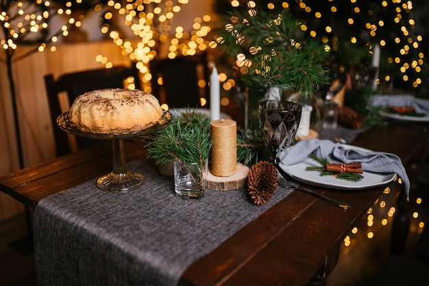 Chambre intérieure, vue de dessus de la table décorée pour Noël.