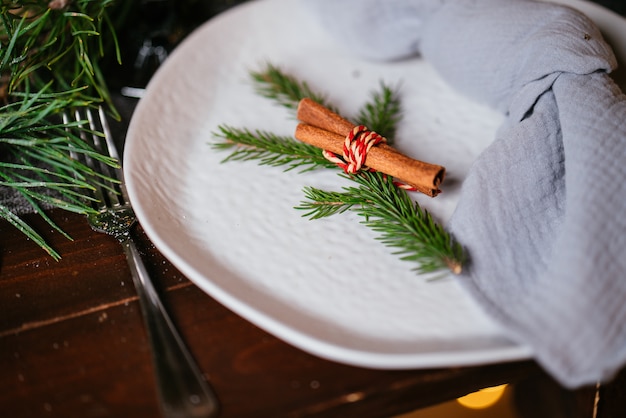 Chambre intérieure, vue de dessus de la table décorée pour Noël.