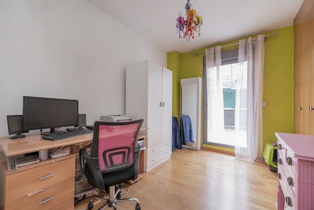 Chambre de jeunesse avec meubles de lit pliants de différentes couleurs