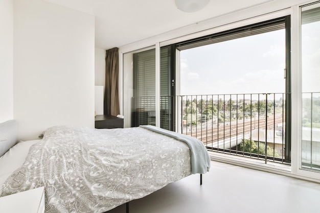 Chambre légère avec armoire en bois