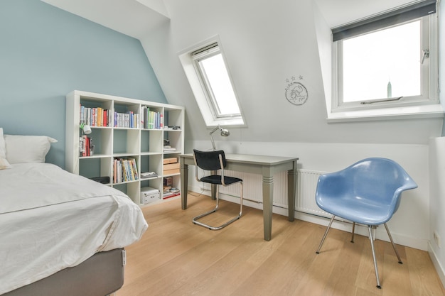 Une chambre avec un lit un bureau et une chaise