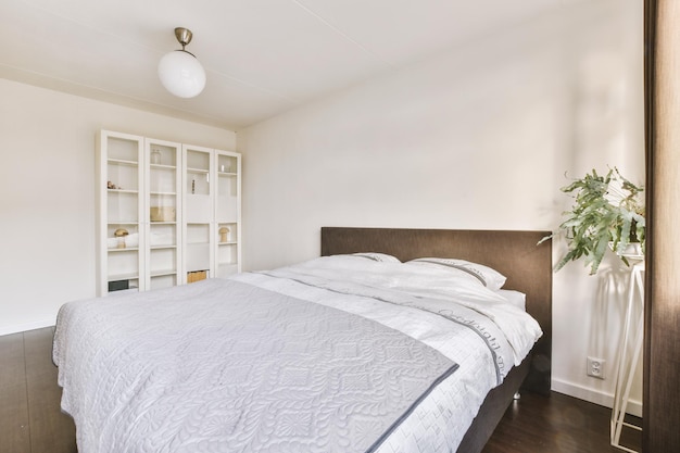 Chambre lumineuse avec armoire blanche