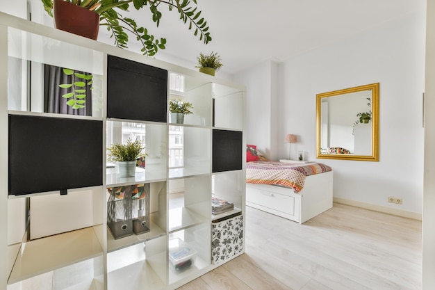 Chambre lumineuse avec armoire en bois