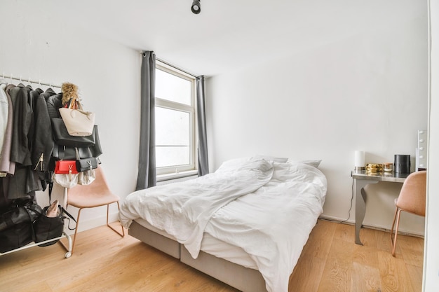 Chambre lumineuse avec armoire en bois