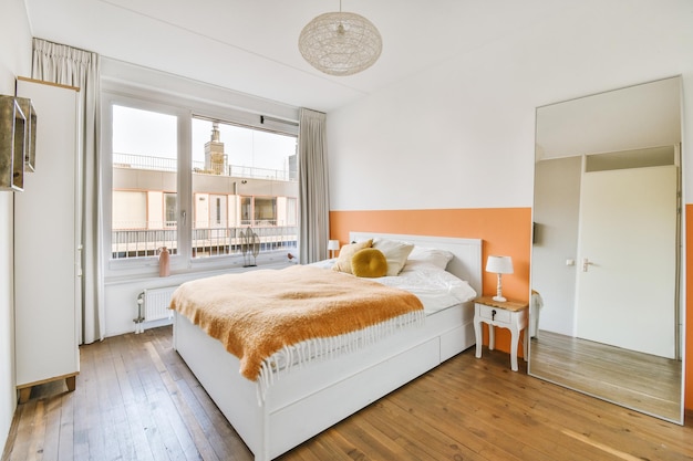 Chambre lumineuse avec armoire en bois