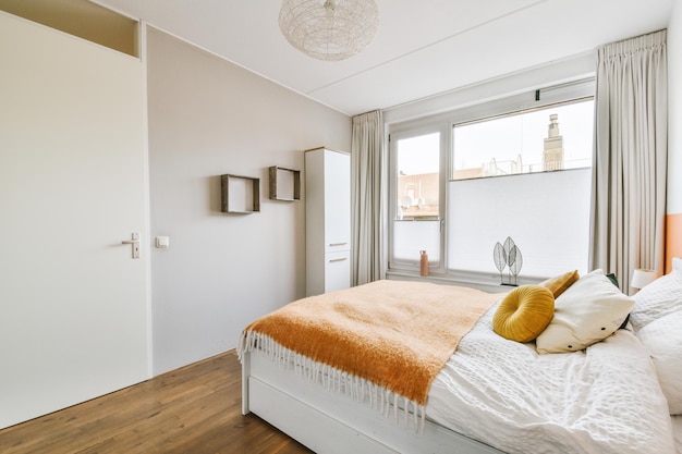 Chambre lumineuse avec armoire en bois