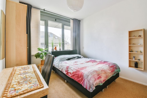 Chambre lumineuse avec armoire en bois