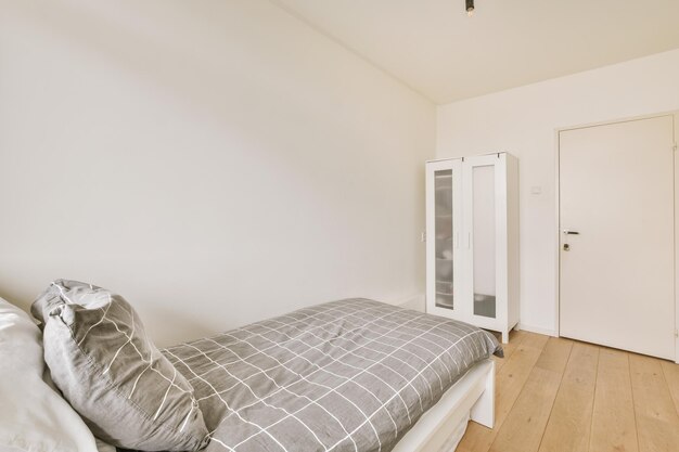 Chambre lumineuse avec armoire en bois