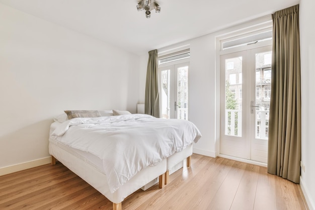 Chambre lumineuse avec armoire en bois