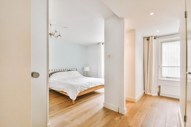 Chambre lumineuse avec armoire en bois