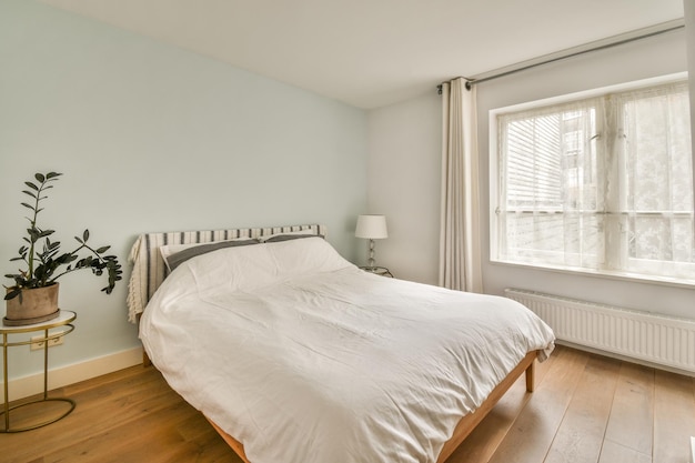 Chambre lumineuse avec armoire en bois